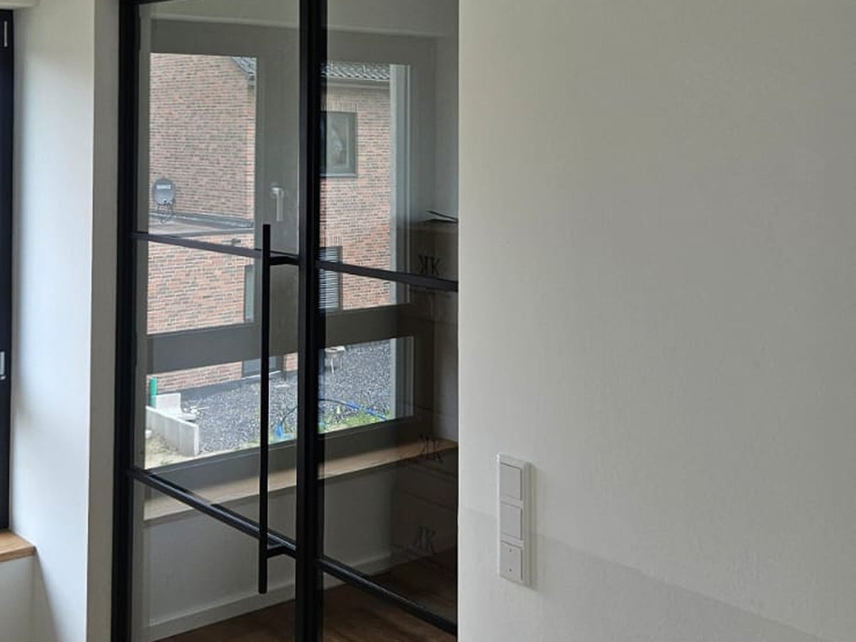 Eichendiele im Arbeitszimmer hinter der Stahlloft-Tür