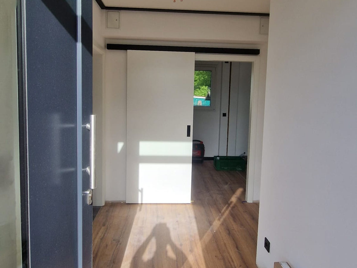 Design-Vinyl in Holzoptik im Eingangsbereich