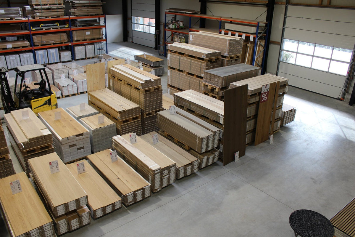 Blick über das MG Bodenoutlet in Heek mit Parkett, Vinyl und Laminat auf Paletten