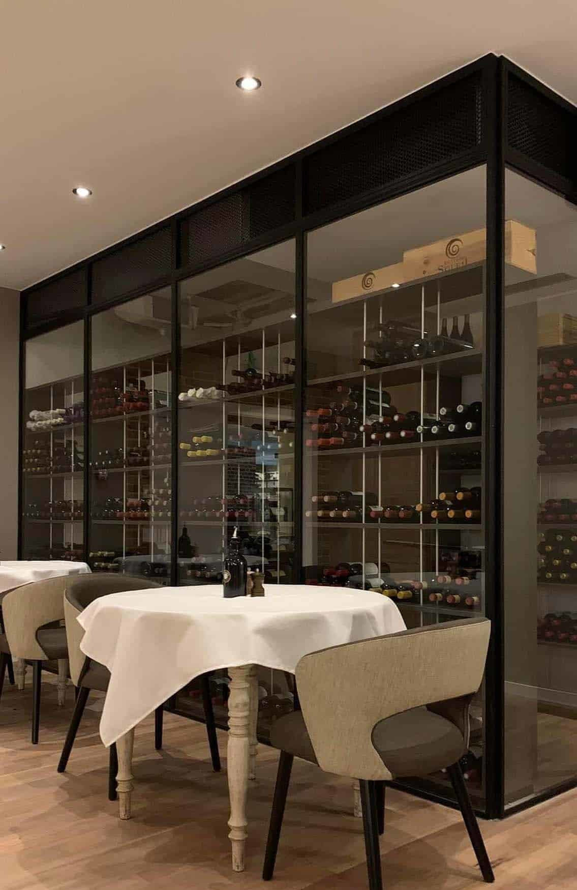Festelement aus Stahl und Glas als Weinregal