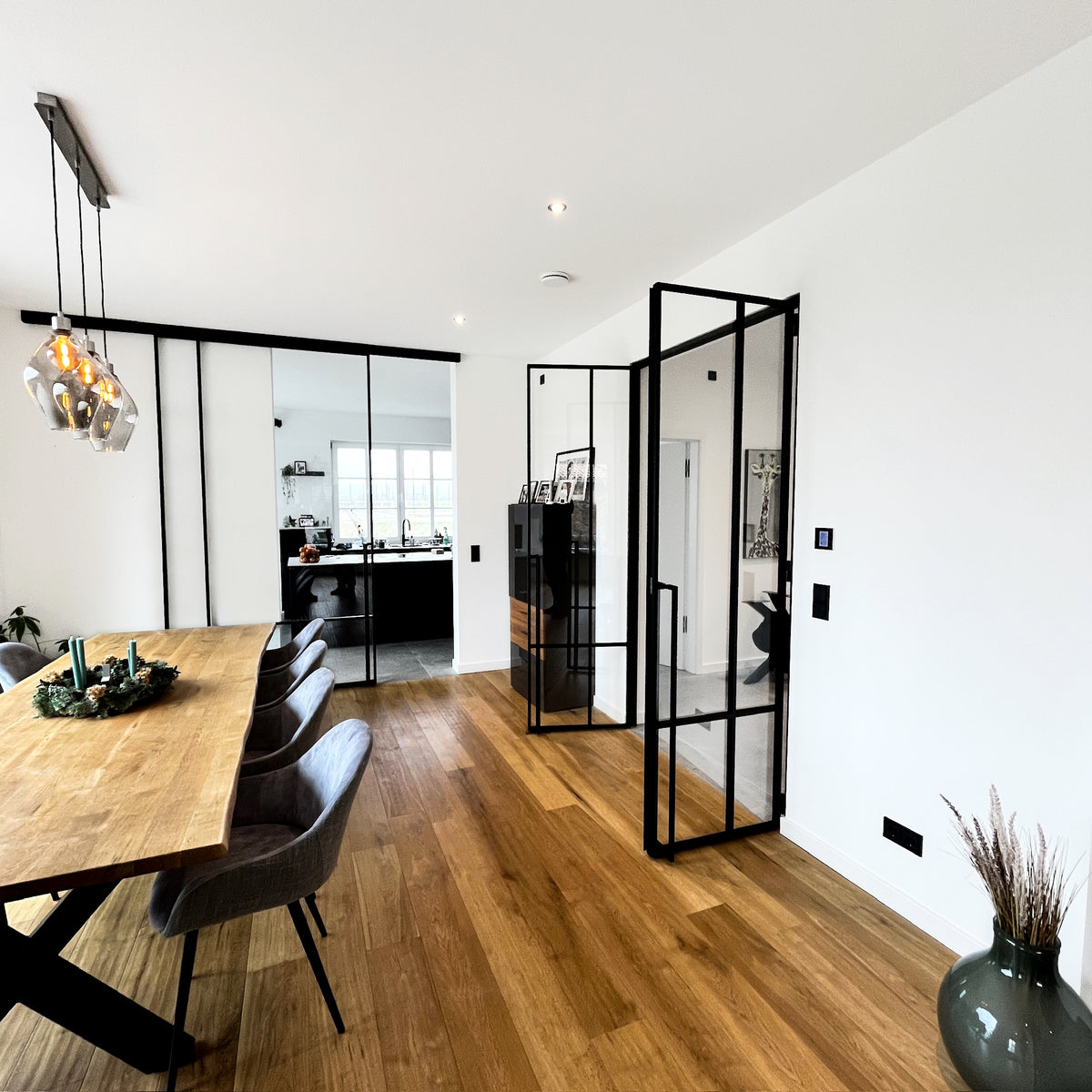 Schwarze Loft-Schiebetür im Wohnbereich