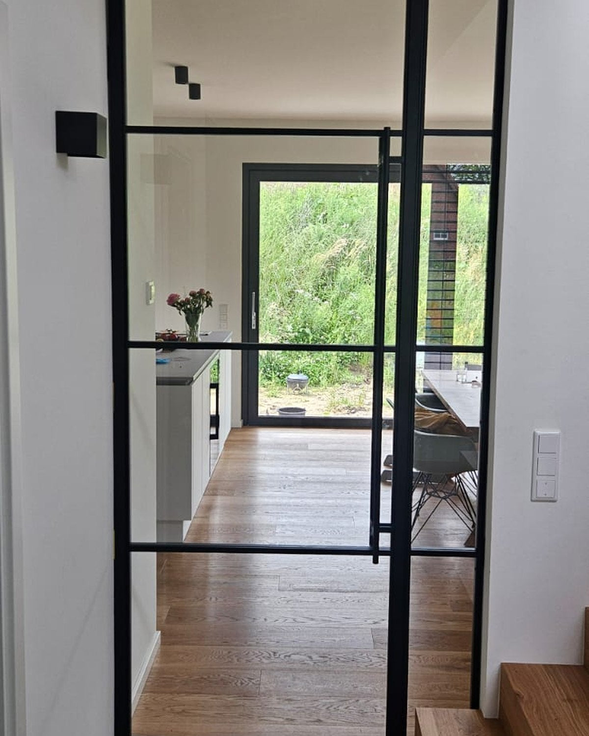 Stahlloft-Tür mit Blick in Küche und Garten