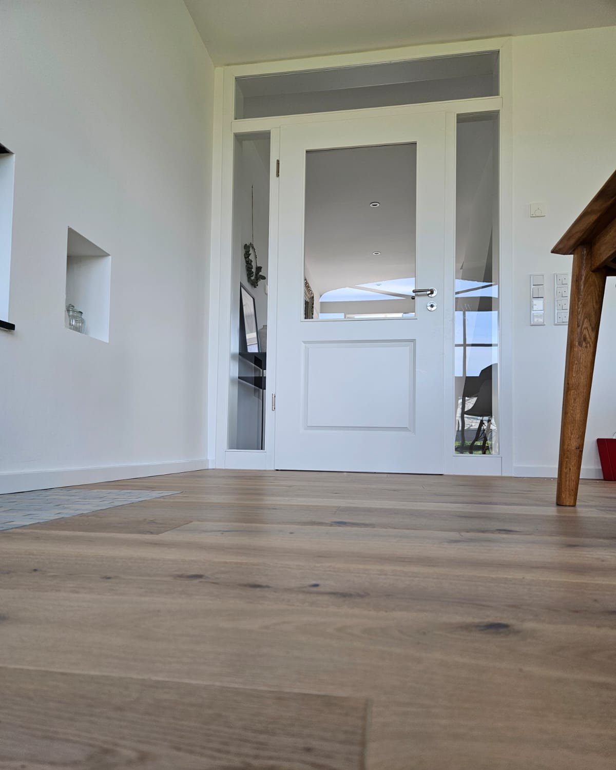 Weiße Glastür, kombiniert mit Eichen-Landhausdiele