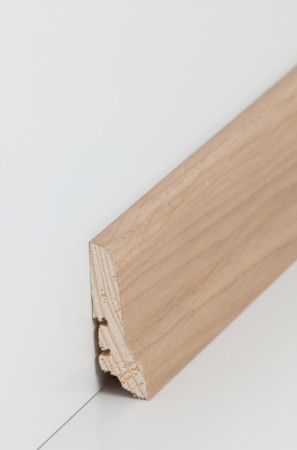 Hohe Sockelleiste aus Holz mit Kerben für Kabel (22.60.40)